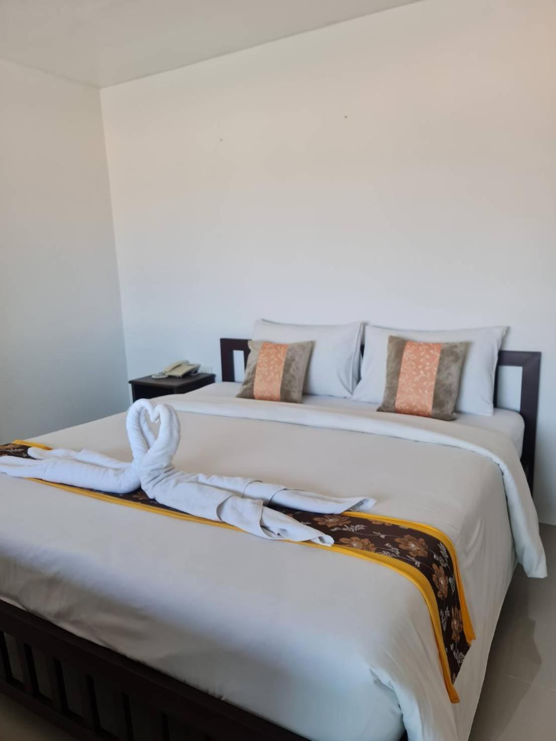Chom By The Sea Hotel Ao Nam Mao Exterior photo