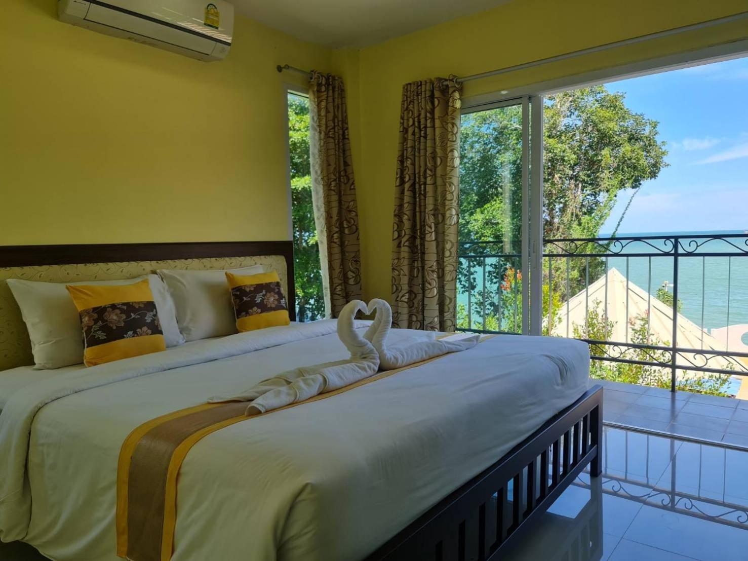 Chom By The Sea Hotel Ao Nam Mao Exterior photo