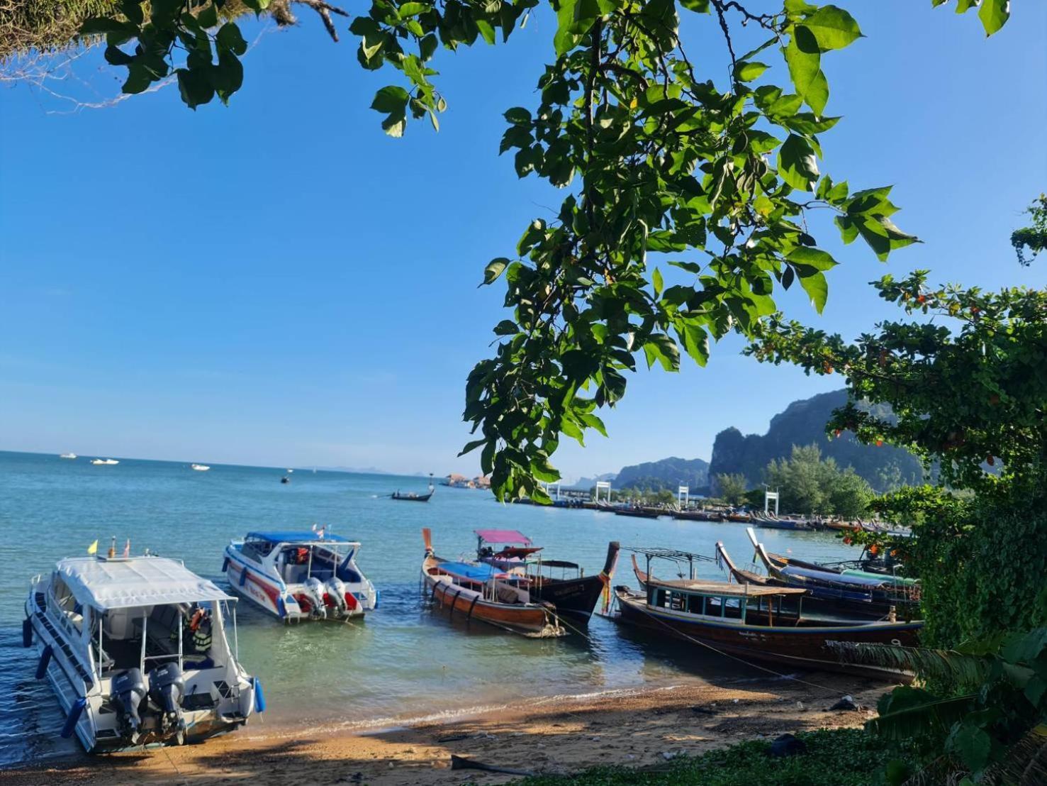 Chom By The Sea Hotel Ao Nam Mao Exterior photo