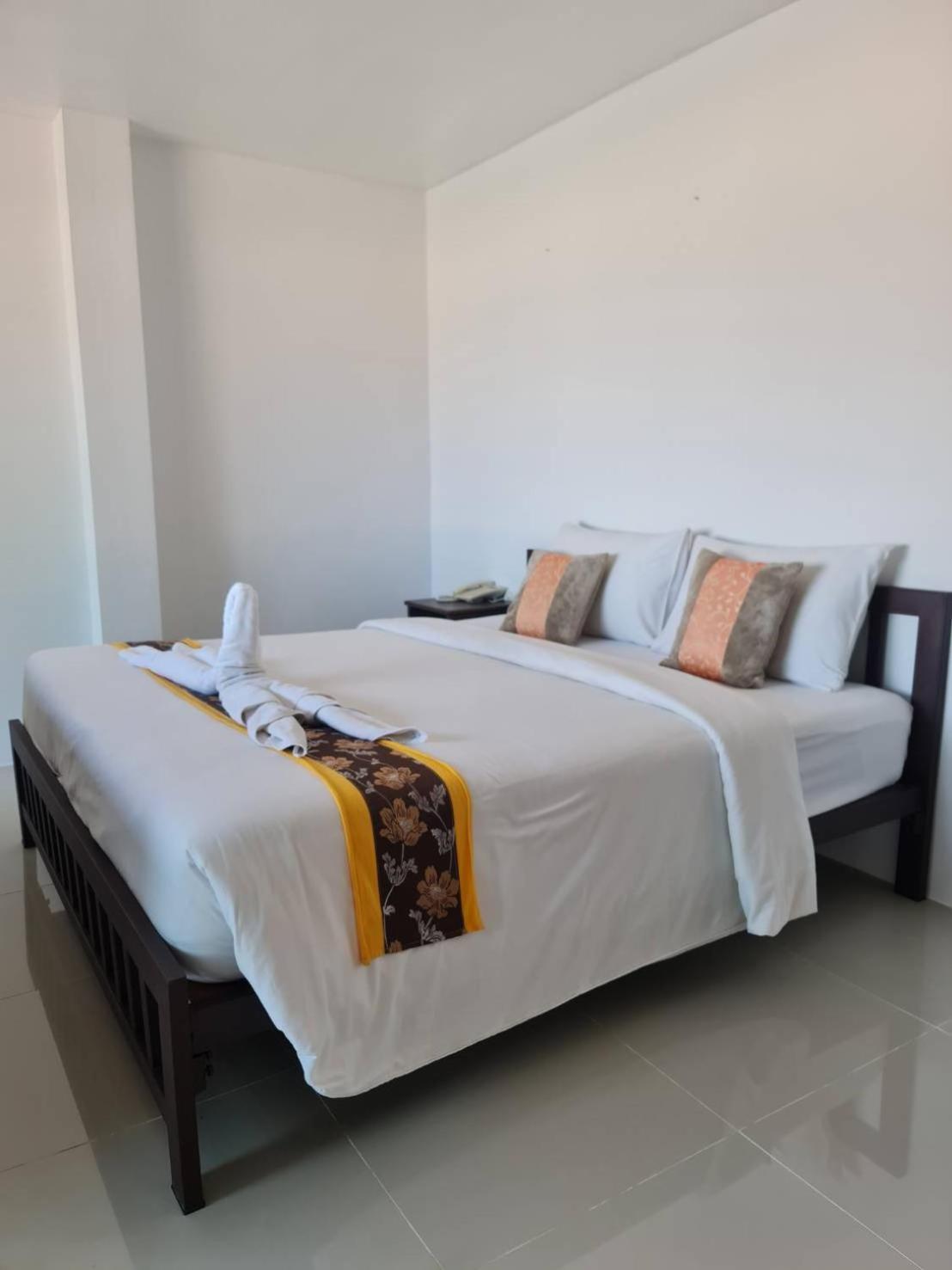 Chom By The Sea Hotel Ao Nam Mao Exterior photo