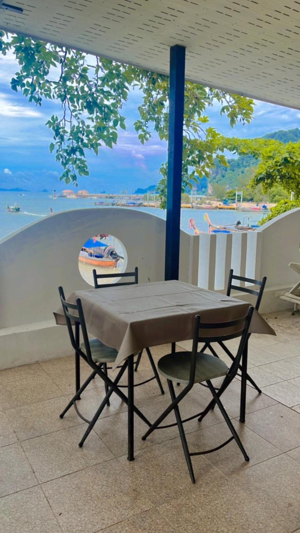Chom By The Sea Hotel Ao Nam Mao Exterior photo