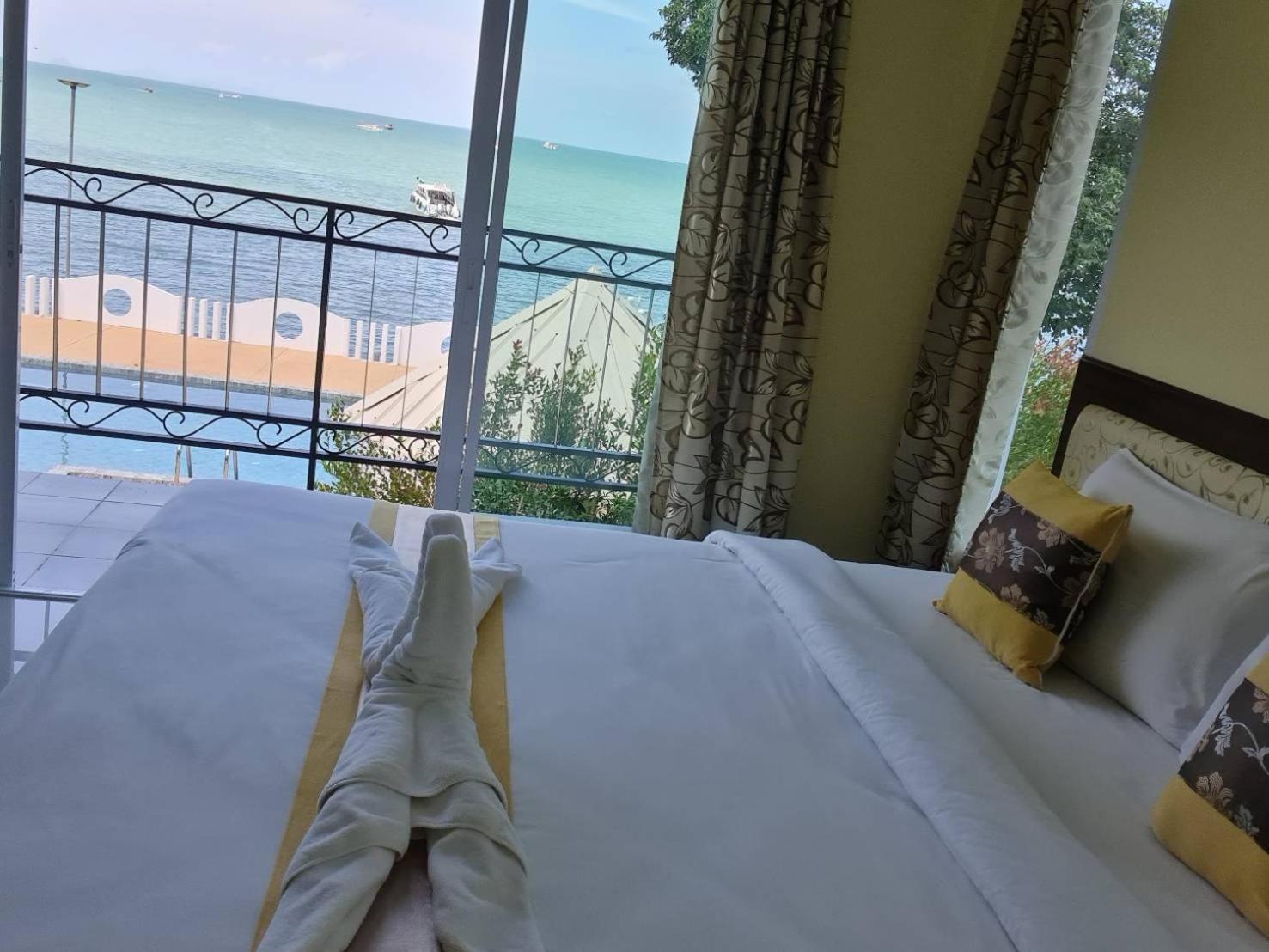 Chom By The Sea Hotel Ao Nam Mao Exterior photo