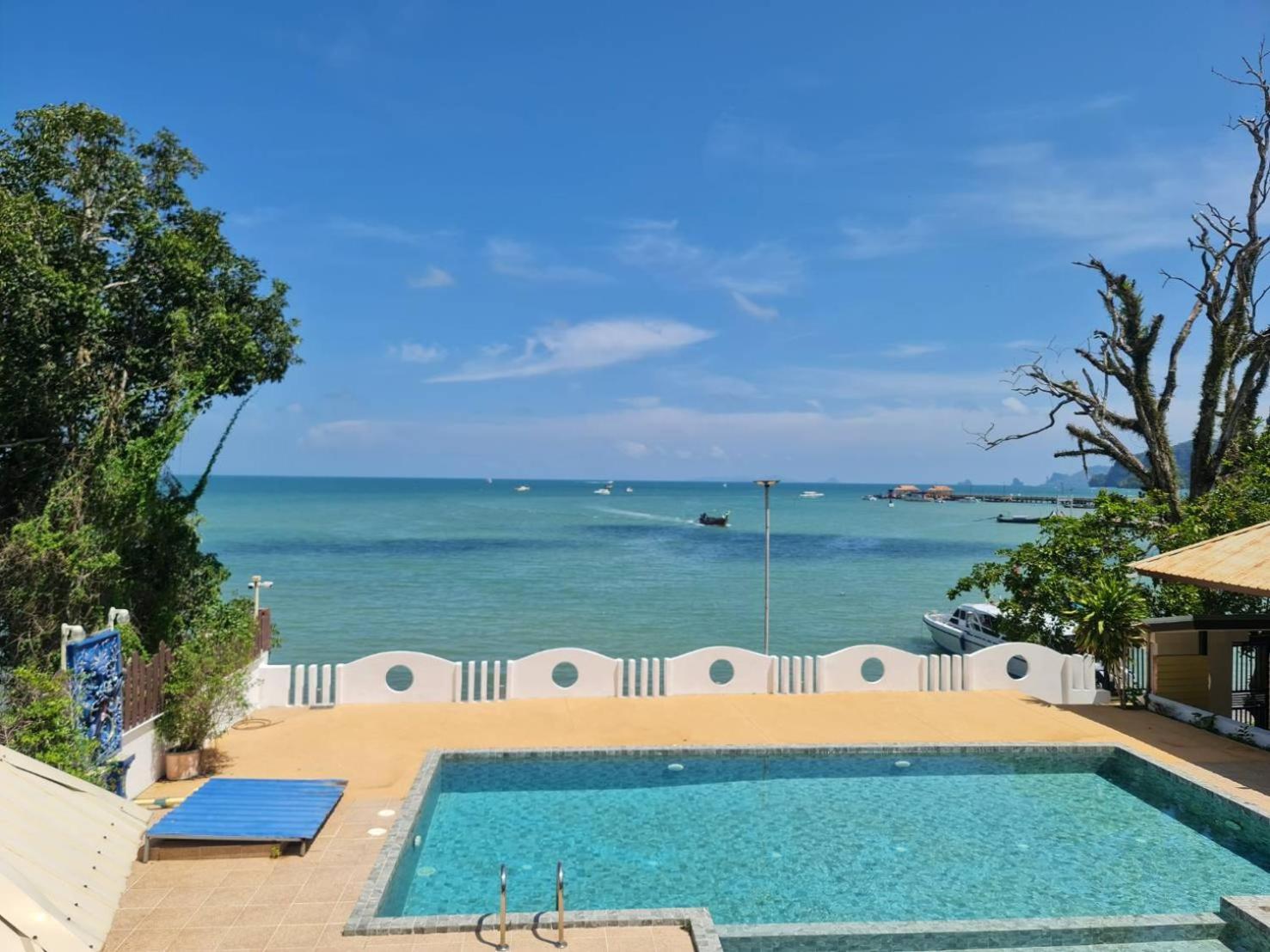 Chom By The Sea Hotel Ao Nam Mao Exterior photo